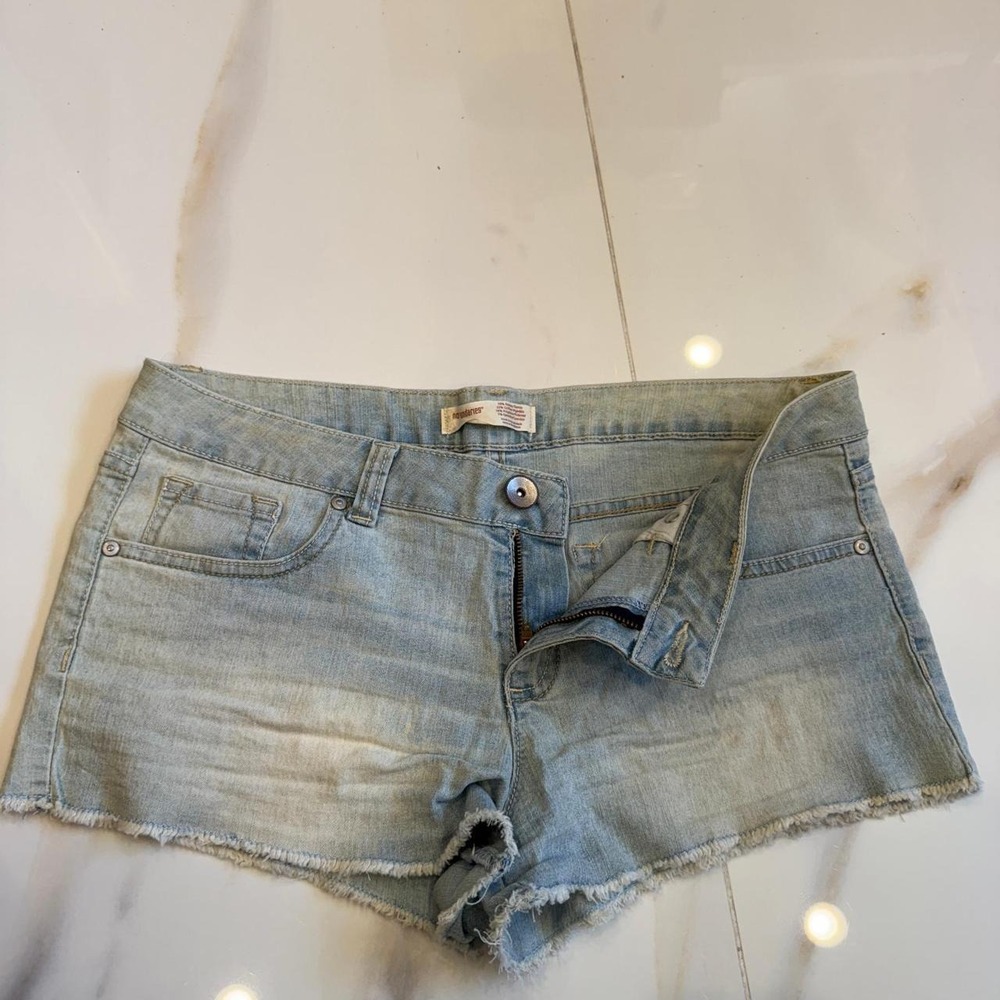 No Boundaries Womens Light Wash Denim Jean Shorts Raw Hem Size 7/9 30 Waist